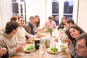 Des étudiants agréablement surpris par la cuisine végétarienne aussi colorée que délicieuse.